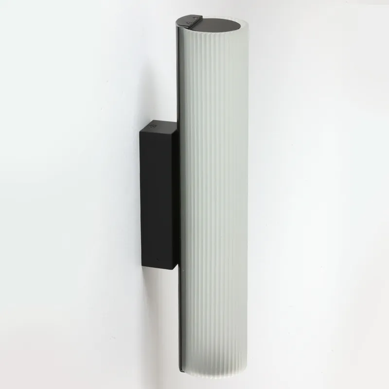 LED-Spiegel-Wandleuchte mit mattem, kanneliertem Glas Must-Have