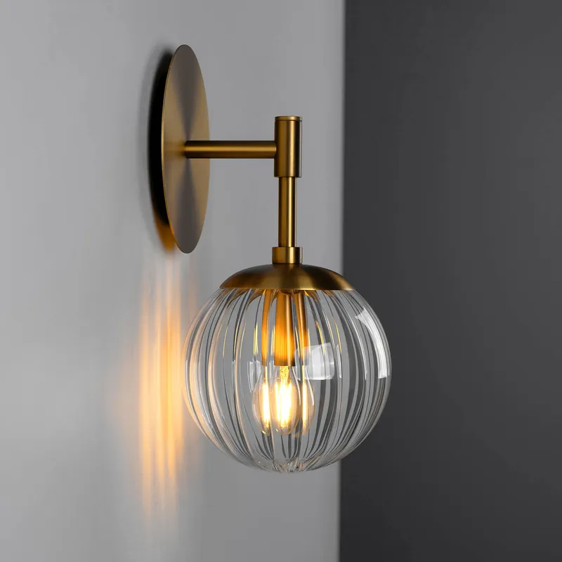 Design-Wandleuchte SUNSET mit gerippter Klarglaskugel und Messingarm Letzte Chance