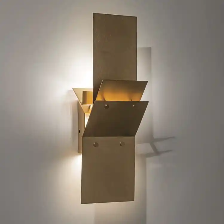 Dezentes Licht: Wandleuchte aus Messing IDK Neuheit