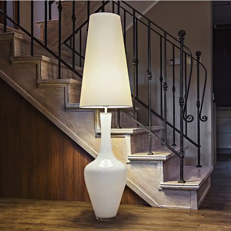 Top-Preis Beeindruckende Vasen-Stehlampe aus Glas PONY 134 cm